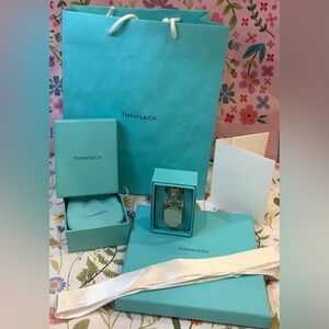 🩵TIFFANY & CO. Spring engagements and weddings are right around the corner.💝